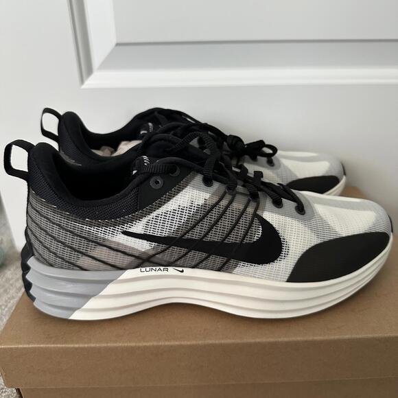 Nike Lunar Roam Sneaker Black White with Dynamic Texture NIB Size M 10 / W 11.5